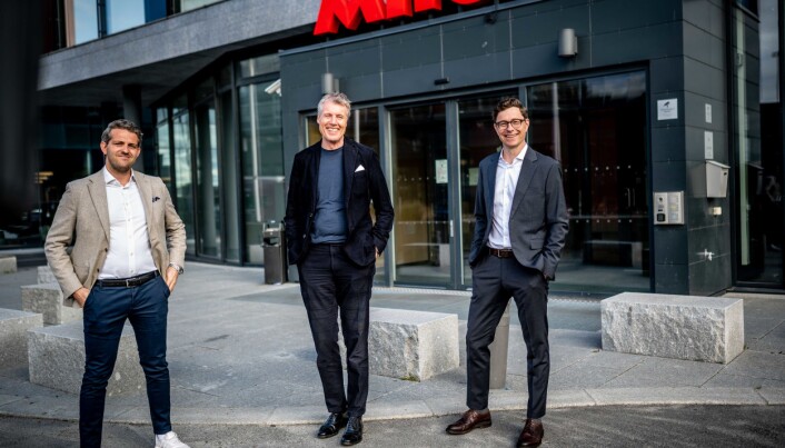 Henrik Hellenes forlater Ahead Group og gir staffettpinnen videre til Kjetil Botten Skogly som blir ny administrerende direktør (t.h). I midten ser du konsernsjef Dag Sørsdahl i Aller Media. Henrik Hellenes forlater Ahead Group og gir staffettpinnen videre til Kjetil Botten Skogly som blir ny administrerende direktør (t.h). I midten ser du konsernsjef Dag Sørsdahl i Aller Media.