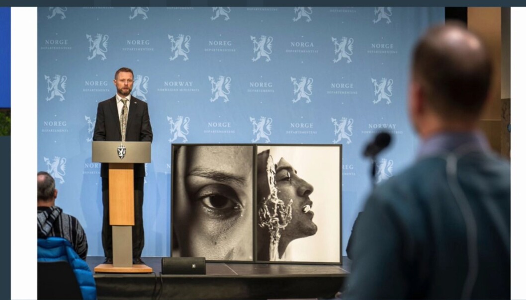 Helseminister Bent Høie brukte bilder som var tatt til kampanjen under en pressekonferanse. Helseminister Bent Høie brukte bilder som var tatt til kampanjen under en pressekonferanse.