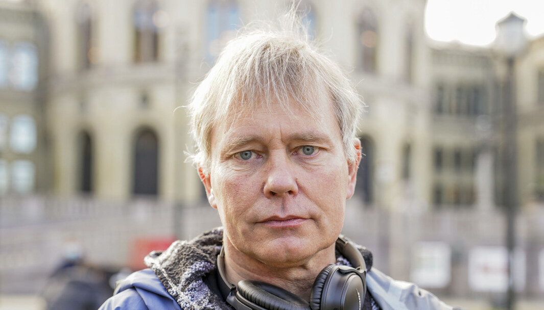 Leder Foreningen for human narkotikapolitikk (FHN), Arild Knutsen utenfor Stortinget der Unge Venstre har satt opp 260 hjemmesnekrede kors forbindelse med rusreformen. Foto: Håkon Mosvold Larsen / NTB Leder Foreningen for human narkotikapolitikk (FHN), Arild Knutsen utenfor Stortinget der Unge Venstre har satt opp 260 hjemmesnekrede kors forbindelse med rusreformen. Foto: Håkon Mosvold Larsen / NTB