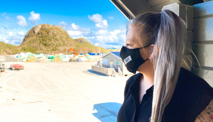 Et av Agnes Beate Hamlands prosjekter har vært å lage munnbind til russen i distriktet. Her har hun munnbindet på med et av de trønderske dialektordene hun er glad i. Et av Agnes Beate Hamlands prosjekter har vært å lage munnbind til russen i distriktet. Her har hun munnbindet på med et av de trønderske dialektordene hun er glad i.