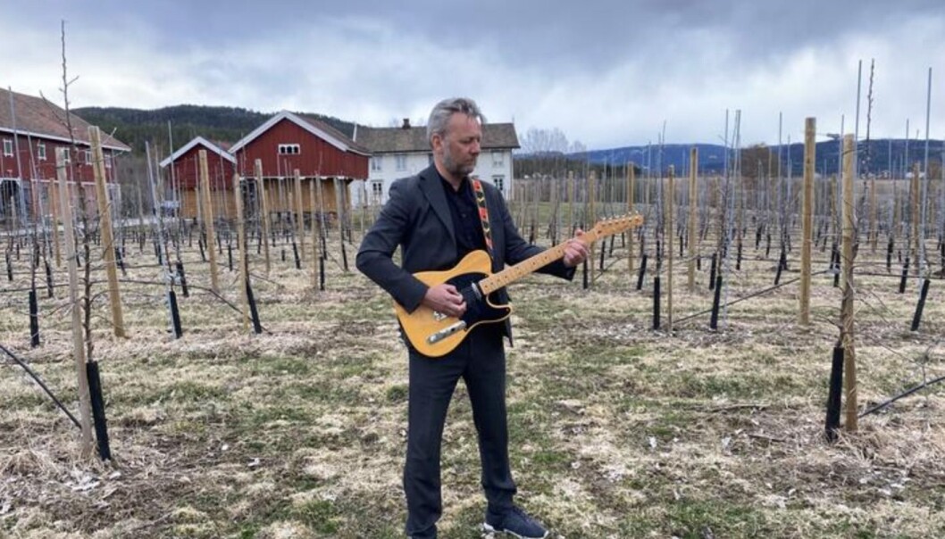 Thor Bjørn Omnes, kommunikasjonssjef Skagerak Energi, stilte opp med både vokal og gitar. Thor Bjørn Omnes, kommunikasjonssjef Skagerak Energi, stilte opp med både vokal og gitar.
