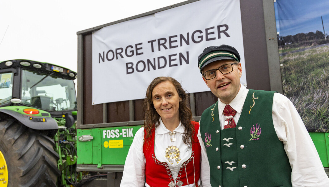 Arthur Salte, sentralstyremedlem i Norges Bondelag, har sammen med kona Marit kjørt med traktor fra Salte på Jæren og skal kjøre til Oslo som en del av bondeopprøret 2021. De er positivt overrasket over all støtten de har fått langs veien av bilister og andre som støtter dem. Arthur Salte, sentralstyremedlem i Norges Bondelag, har sammen med kona Marit kjørt med traktor fra Salte på Jæren og skal kjøre til Oslo som en del av bondeopprøret 2021. De er positivt overrasket over all støtten de har fått langs veien av bilister og andre som støtter dem.