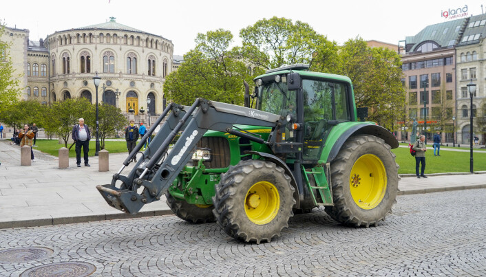 Bondeorganisasjonene demonstrerer foran Stortinget tirsdag. Kjøretøy fra hele landet er kjørt inn til hovedstaden. Foto: Terje Pedersen / NTB Bondeorganisasjonene demonstrerer foran Stortinget tirsdag. Kjøretøy fra hele landet er kjørt inn til hovedstaden. Foto: Terje Pedersen / NTB