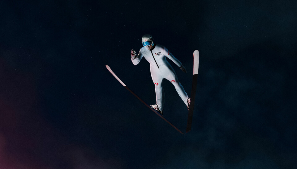 Den tidligere proff-skihopperen Fredrik Bjerkeengen blir utfordret til å bytte bank mens han hopper i over 100 km/t i Holmenkollen.