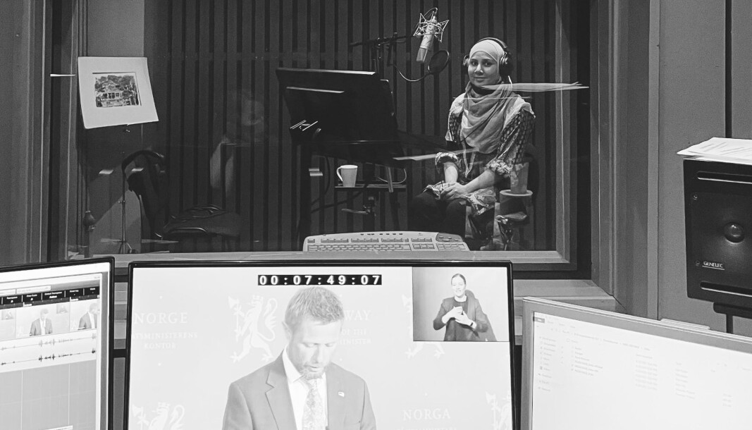 En time eller to etter at tolken har fått manus går de i studio hvor de skal synkronisere lyden med det Erna Solberg og Bent Høie sier under pressekonferansene. Også leser de inn. Det er ikke fullstendig dubbing, for det har de ikke nok tid til å forberede. De siste måneder har Ambreen Tufail vært stemmen til Bent Høie på urdu. En time eller to etter at tolken har fått manus går de i studio hvor de skal synkronisere lyden med det Erna Solberg og Bent Høie sier under pressekonferansene. Også leser de inn. Det er ikke fullstendig dubbing, for det har de ikke nok tid til å forberede. De siste måneder har Ambreen Tufail vært stemmen til Bent Høie på urdu.