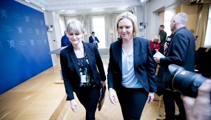Kommunikasjonsdirektør Mona Sæverud Higraff i Helse- og omsorgsdepartementet til venstre. Her sammen med Sylvi Listhaug da hun i 2019 ble presentert som ny eldre- og folkehelseminister. En stilling Listhaug ikke lenger besitter. Foto: Stian Lysberg Solum / NTB Kommunikasjonsdirektør Mona Sæverud Higraff i Helse- og omsorgsdepartementet til venstre. Her sammen med Sylvi Listhaug da hun i 2019 ble presentert som ny eldre- og folkehelseminister. En stilling Listhaug ikke lenger besitter. Foto: Stian Lysberg Solum / NTB