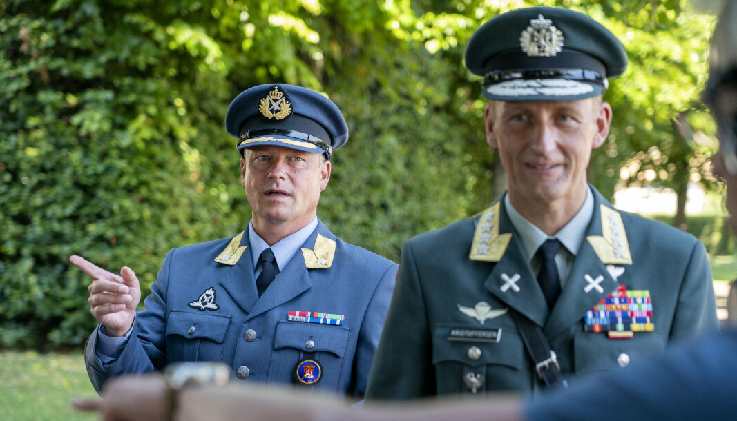 Eystein Kvarving (t.v) er kommunikasjonssjefen til forsvarssjefen. Her er han sammen med Eirik Kristoffersen etter at han overtok som forsvarssjef etter Haakon Bruun-Hanssen.Foto: Gorm Kallestad / NTB Eystein Kvarving (t.v) er kommunikasjonssjefen til forsvarssjefen. Her er han sammen med Eirik Kristoffersen etter at han overtok som forsvarssjef etter Haakon Bruun-Hanssen.Foto: Gorm Kallestad / NTB