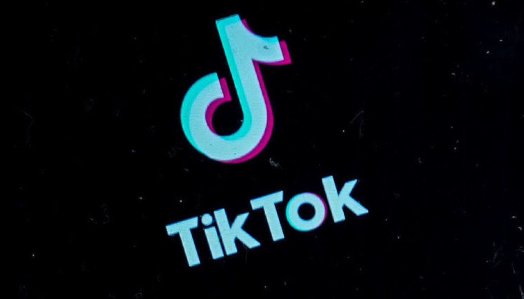 Flere forskere mener unge mennesker får tics av å se videoer på TikTok av andre med tics Flere forskere mener unge mennesker får tics av å se videoer på TikTok av andre med tics