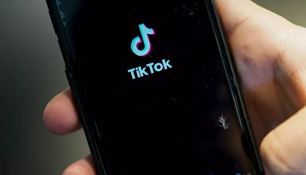 TikTok er et sosialt nettverk der brukerne kan dele korte videoer med sang-miming, humor, dansing, eller de kan vise frem sine talenter.