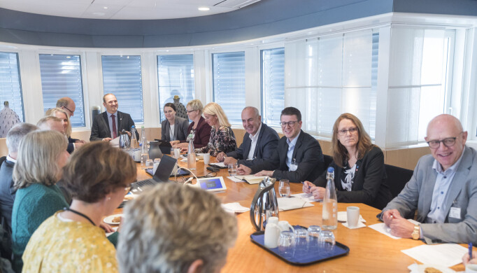Samferdselsminister Jon Georg Dale (Frp)møter representanter fra Nord-Jæren til et møte om bompengeinnkreving.F.h.: Fylkesrådmann Trond Nerdal i Rogaland fylkeskommune, Randaberg-ordfører Kristine Enger (Ap),Sola-ordfører Ole Ueland (H), Sandnes-ordfører Stanley Wirak (Ap), Stavanger-ordfører Christine Sagen Helgø (H), Fylkesordfører Solveig Ege Tengesdal (KrF) i Rogaland, Politisk rådgiver Karine Skaret (Frp) i Samferdselsdepartementet og Samferdselsminister Jon Georg Dale Samferdselsminister Jon Georg Dale (Frp)møter representanter fra Nord-Jæren til et møte om bompengeinnkreving.F.h.: Fylkesrådmann Trond Nerdal i Rogaland fylkeskommune, Randaberg-ordfører Kristine Enger (Ap),Sola-ordfører Ole Ueland (H), Sandnes-ordfører Stanley Wirak (Ap), Stavanger-ordfører Christine Sagen Helgø (H), Fylkesordfører Solveig Ege Tengesdal (KrF) i Rogaland, Politisk rådgiver Karine Skaret (Frp) i Samferdselsdepartementet og Samferdselsminister Jon Georg Dale