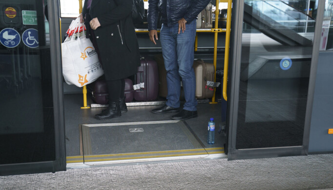 Alle som kommer til Oslo Lufthavn fra utlandet må teste seg. Noen kan reise hjem å holde deg i karantene der, og andre må en tur innom karantenehotell. Foto: Torstein Bøe / NTB Alle som kommer til Oslo Lufthavn fra utlandet må teste seg. Noen kan reise hjem å holde deg i karantene der, og andre må en tur innom karantenehotell. Foto: Torstein Bøe / NTB