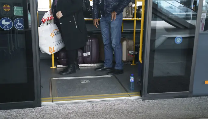 Alle som kommer til Oslo Lufthavn fra utlandet må teste seg. Noen kan reise hjem å holde deg i karantene der, og andre må en tur innom karantenehotell. Foto: Torstein Bøe / NTB Alle som kommer til Oslo Lufthavn fra utlandet må teste seg. Noen kan reise hjem å holde deg i karantene der, og andre må en tur innom karantenehotell. Foto: Torstein Bøe / NTB