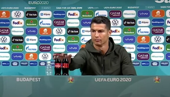 Her fjerner Ronaldo Cola-flaskene. Det gav selskapet et potensielt tap på 35 milliarder kroner. Her fjerner Ronaldo Cola-flaskene. Det gav selskapet et potensielt tap på 35 milliarder kroner.