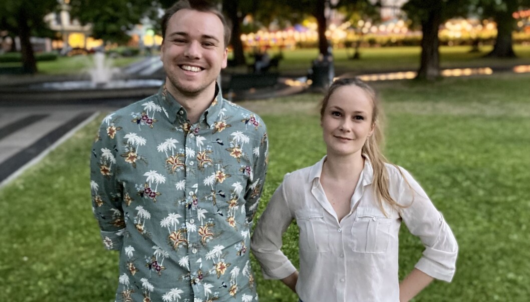 Glade gullvinnere er ute og feirer. Glade gullvinnere er ute og feirer.