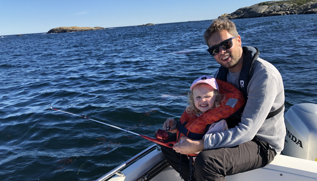 Pappa Morten Lervaag Jacobsen og Vilma (3 år) på fisketur utenfor Sandøya. Pappa Morten Lervaag Jacobsen og Vilma (3 år) på fisketur utenfor Sandøya.