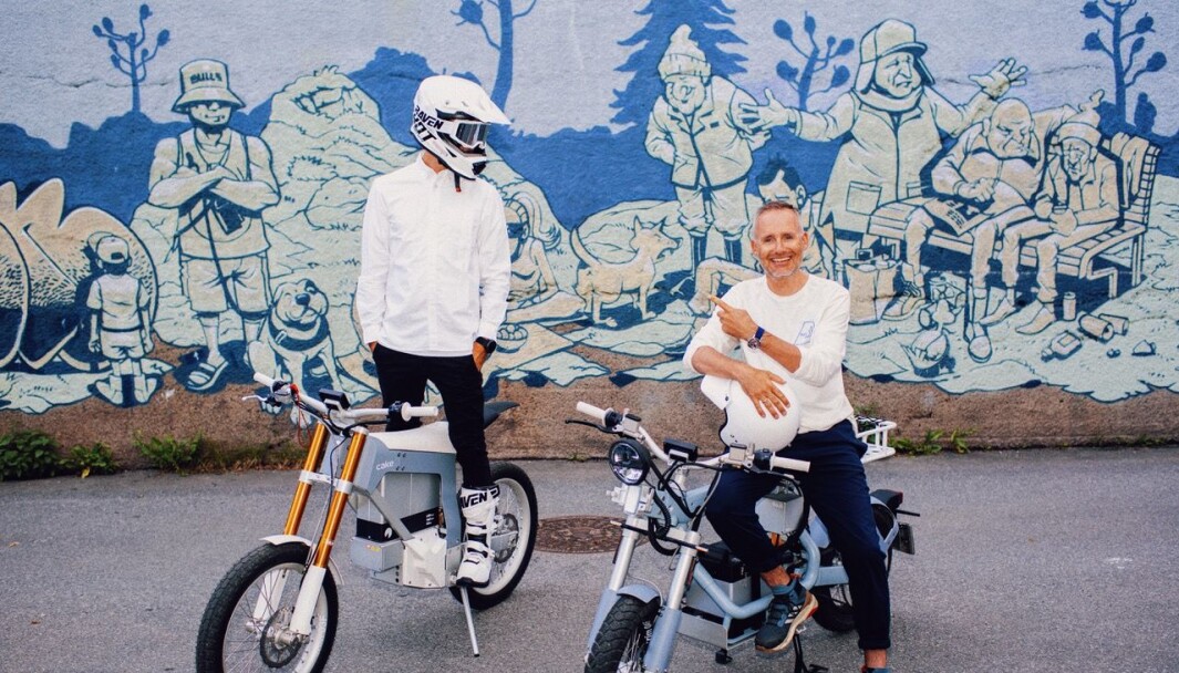 To greie fyrer, Torstein Greni med hjelm og Eivind Eidslott med pekefingeren. To greie fyrer, Torstein Greni med hjelm og Eivind Eidslott med pekefingeren.