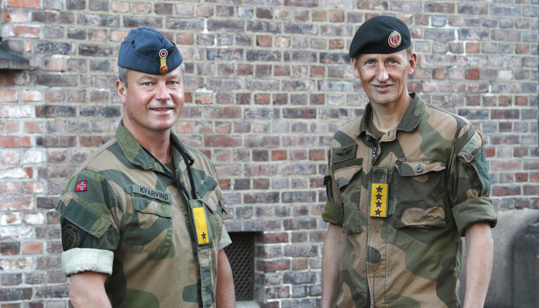 Brigader Eystein Kvarving (t.v.) mener flere forsvarsansatte bør dele sine meninger. Her er han sammen med forsvarssjef Eirik Kristoffersen. Brigader Eystein Kvarving (t.v.) mener flere forsvarsansatte bør dele sine meninger. Her er han sammen med forsvarssjef Eirik Kristoffersen.