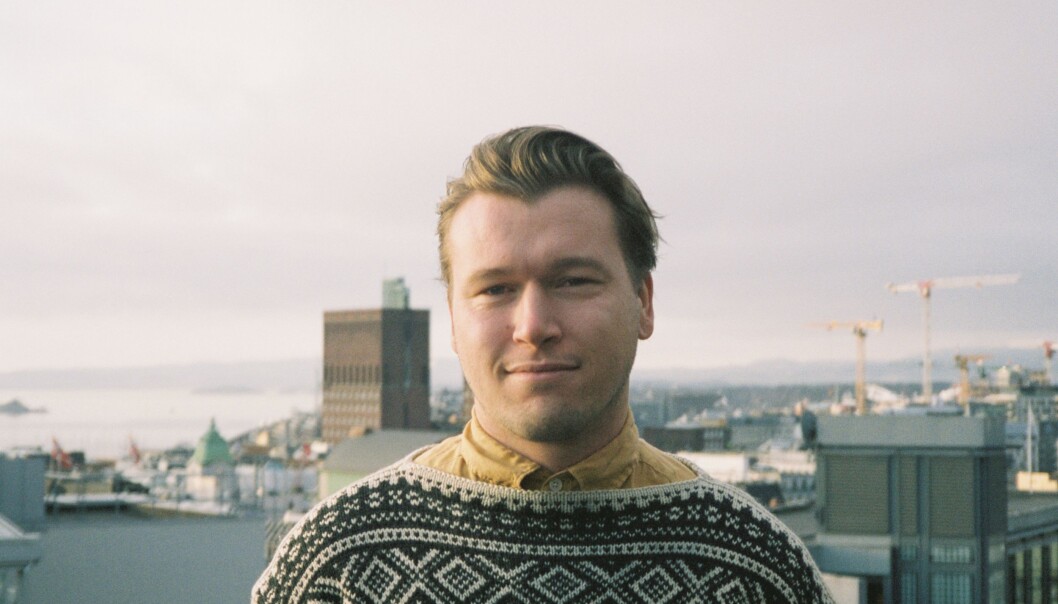 Håkon Sollund kan bruke instrumenter som like gjerne kunne høres i en stue for hundre år siden, som i et studio i dag, og som ikke krever noe mer enn det treverket de er laget av og lufta som omgir dem for å lage lyd. Håkon Sollund kan bruke instrumenter som like gjerne kunne høres i en stue for hundre år siden, som i et studio i dag, og som ikke krever noe mer enn det treverket de er laget av og lufta som omgir dem for å lage lyd.
