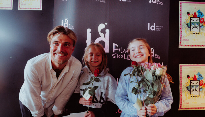 LD Studio arrangerer skandinavias første filmskole for barn som en fast fritidsordning i Ålesund. Her ser du Georg Deocariza sammen med deltagere på Filmskolen. LD Studio arrangerer skandinavias første filmskole for barn som en fast fritidsordning i Ålesund. Her ser du Georg Deocariza sammen med deltagere på Filmskolen.