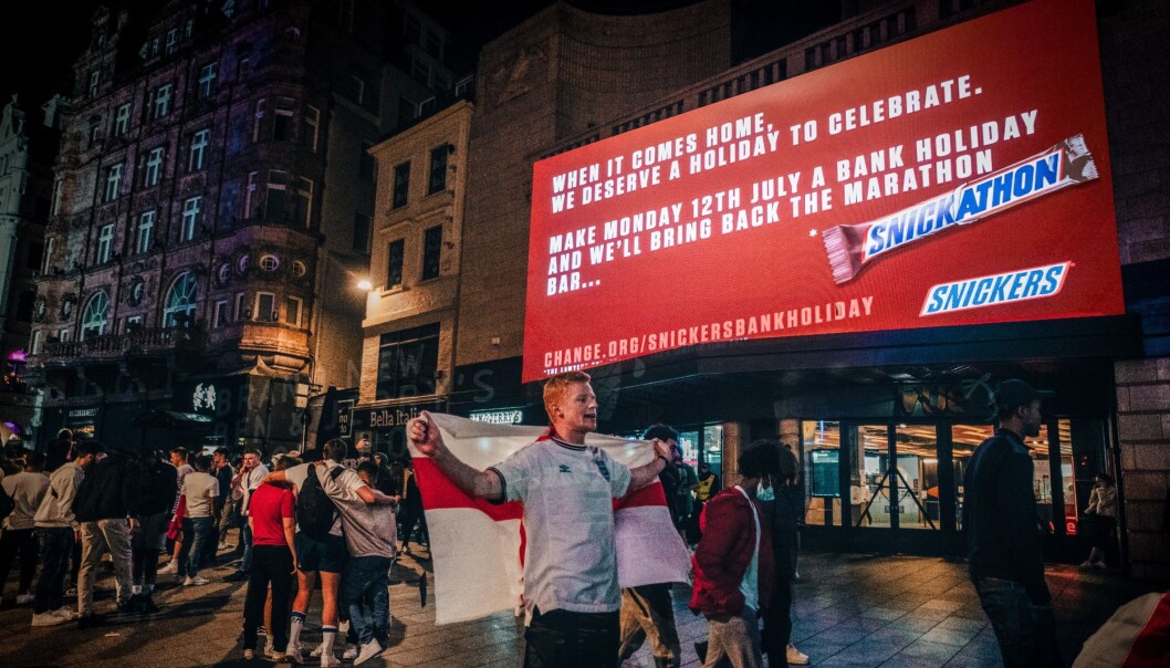 Snickers har vært lure og kastet seg på EM-hypen i England. Snickers har vært lure og kastet seg på EM-hypen i England.