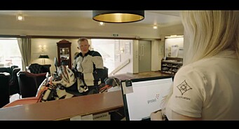 Her sjekkar Pål Anders Ullevålseter inn på hotell - På motorsykkelen