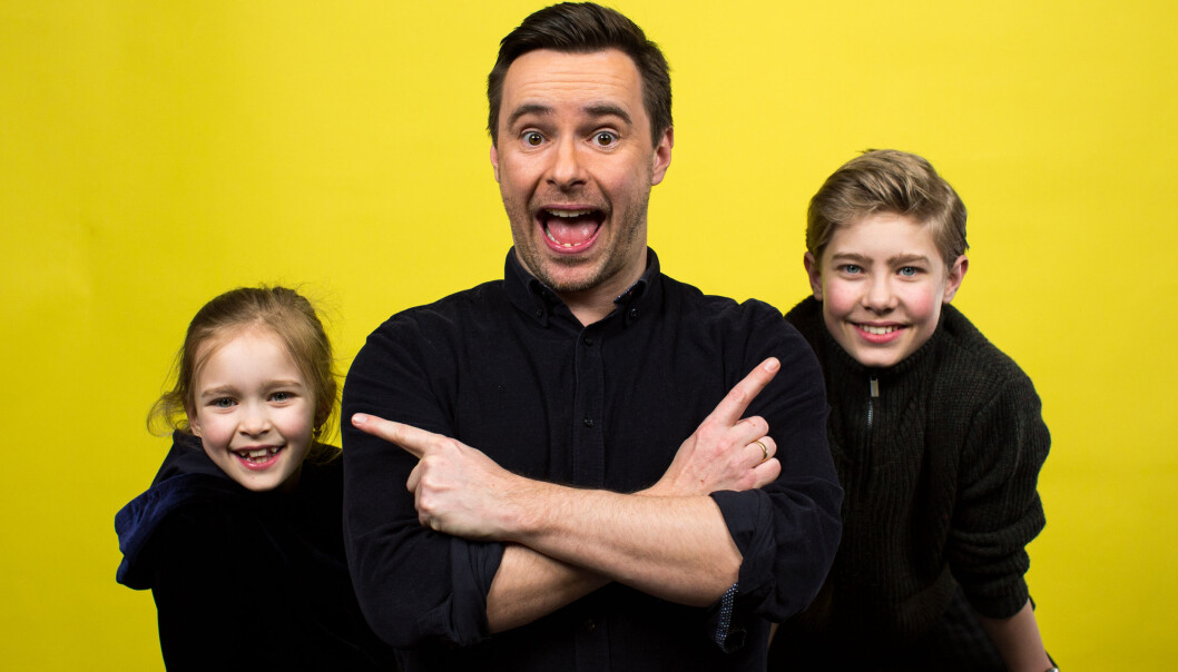 Familien Barsnes-Simonsen koser seg i studio under innspillingene av episodene til «Forsetet mot baksetet». Den tidligere NRK-profilen har liten følelse av å være på jobb når de først går i studio. Da er det bare lek og moro. Familien Barsnes-Simonsen koser seg i studio under innspillingene av episodene til «Forsetet mot baksetet». Den tidligere NRK-profilen har liten følelse av å være på jobb når de først går i studio. Da er det bare lek og moro.