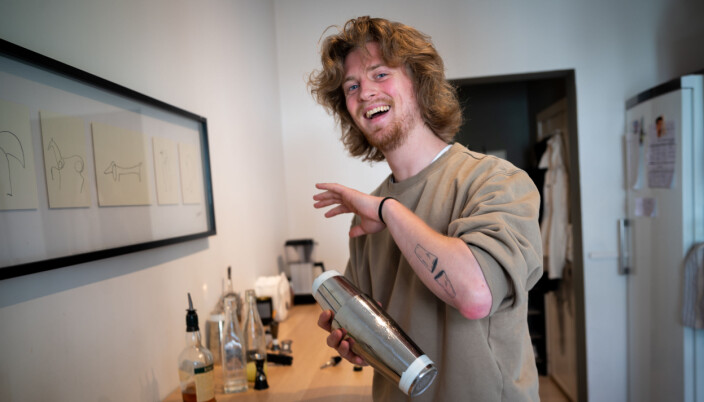 TikTok-bartender Andreas Ording brenner så hardt for bartenderyrket at han har foreviget det på armen. To shakere som skal vise hans lidenskap for coktails. TikTok-bartender Andreas Ording brenner så hardt for bartenderyrket at han har foreviget det på armen. To shakere som skal vise hans lidenskap for coktails.