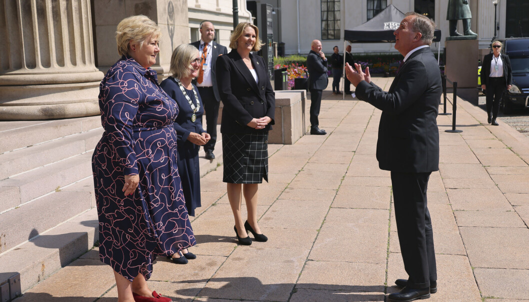 Oslo 20210721. Statsminister Erna Solberg Sveriges tar i mot statsminister Stefan Löfven i anledning 22. juli-senterets minnearrangement «10 år etter» i Universitetets aula i Oslo.Foto: Geir Olsen / NTB Oslo 20210721. Statsminister Erna Solberg Sveriges tar i mot statsminister Stefan Löfven i anledning 22. juli-senterets minnearrangement «10 år etter» i Universitetets aula i Oslo.Foto: Geir Olsen / NTB