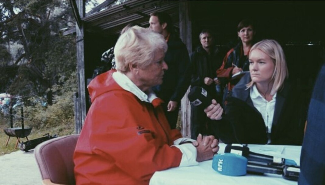 På dagen 22. juli hadde Hanne Sætre fått i oppdrag å bli med over til Utøya for å dekke Gro Harlem Brundtland sitt besøk. Bildet viser Sætre i intervju med Gro, det samme bildet henger på veggen hennes hjemme. På dagen 22. juli hadde Hanne Sætre fått i oppdrag å bli med over til Utøya for å dekke Gro Harlem Brundtland sitt besøk. Bildet viser Sætre i intervju med Gro, det samme bildet henger på veggen hennes hjemme.