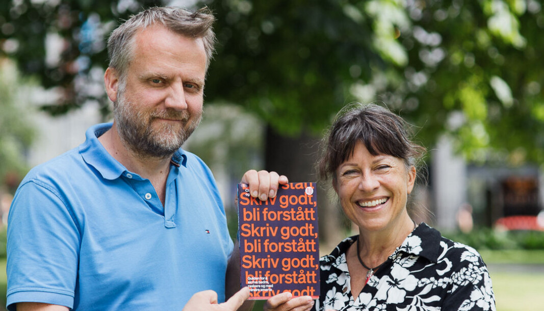 Vi ønsker å hjelpe alle som sliter med å skrive - enten de skriver på jobb eller er studenter. Boken kan brukes som hjelp og oppslagsverk gjennom hele skriveprosessen. Hvis vi kan bidra til at skrivejobben blir litt enklere, er det ingenting som vil gi oss større glede. Vi ønsker å hjelpe alle som sliter med å skrive - enten de skriver på jobb eller er studenter. Boken kan brukes som hjelp og oppslagsverk gjennom hele skriveprosessen. Hvis vi kan bidra til at skrivejobben blir litt enklere, er det ingenting som vil gi oss større glede.