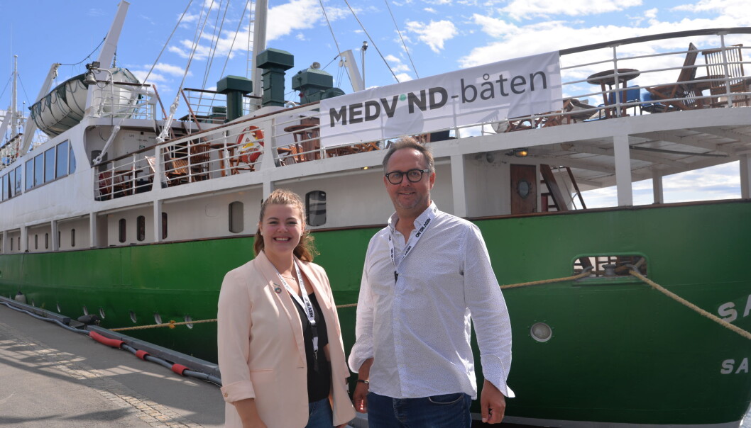 (f.v) Prosjektleder Helene Marie Røisland og gründer, eier og kreativ leder i Medvind, Joakim Moe Røisland, under Arendalsuka 2021. Her foran skuta de har leid for anledningen. (f.v) Prosjektleder Helene Marie Røisland og gründer, eier og kreativ leder i Medvind, Joakim Moe Røisland, under Arendalsuka 2021. Her foran skuta de har leid for anledningen.