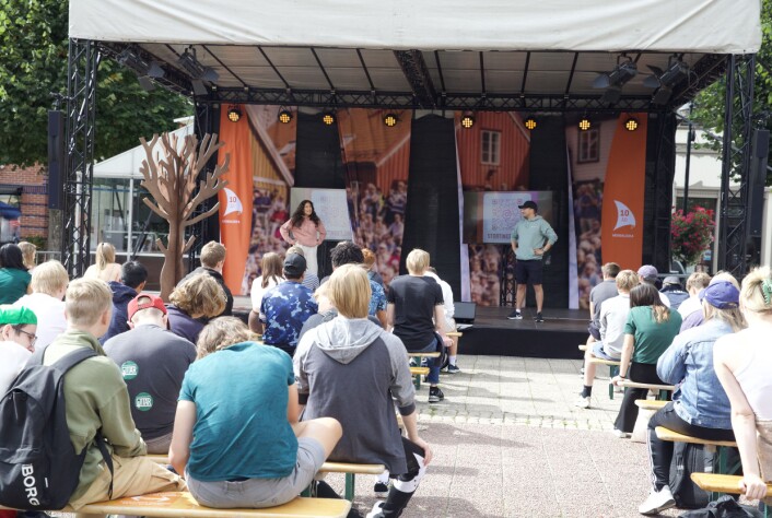 Instagram-serien «Førstegangsvelgerne» med Zaineb og Brage ble lansert under Arendalsuka, og skal gjennom ni episoder gi førstegangsvelgere kunnskap om Stortinget og de demokratiske prosessene. Instagram-serien «Førstegangsvelgerne» med Zaineb og Brage ble lansert under Arendalsuka, og skal gjennom ni episoder gi førstegangsvelgere kunnskap om Stortinget og de demokratiske prosessene.