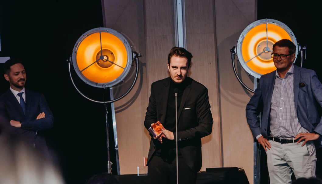 Mestvinnende byrå under SRF KUBEN ble Reklamekollektivet: På dette bildet ser du konferansier Thomas Teige til venstre, Thomas Dahl Birkeland i Reklamekollektivet som har mottatt en av byråets seks priser og prisutdeler Jon Arild Hellebust KPMG til høyre. Mestvinnende byrå under SRF KUBEN ble Reklamekollektivet: På dette bildet ser du konferansier Thomas Teige til venstre, Thomas Dahl Birkeland i Reklamekollektivet som har mottatt en av byråets seks priser og prisutdeler Jon Arild Hellebust KPMG til høyre.
