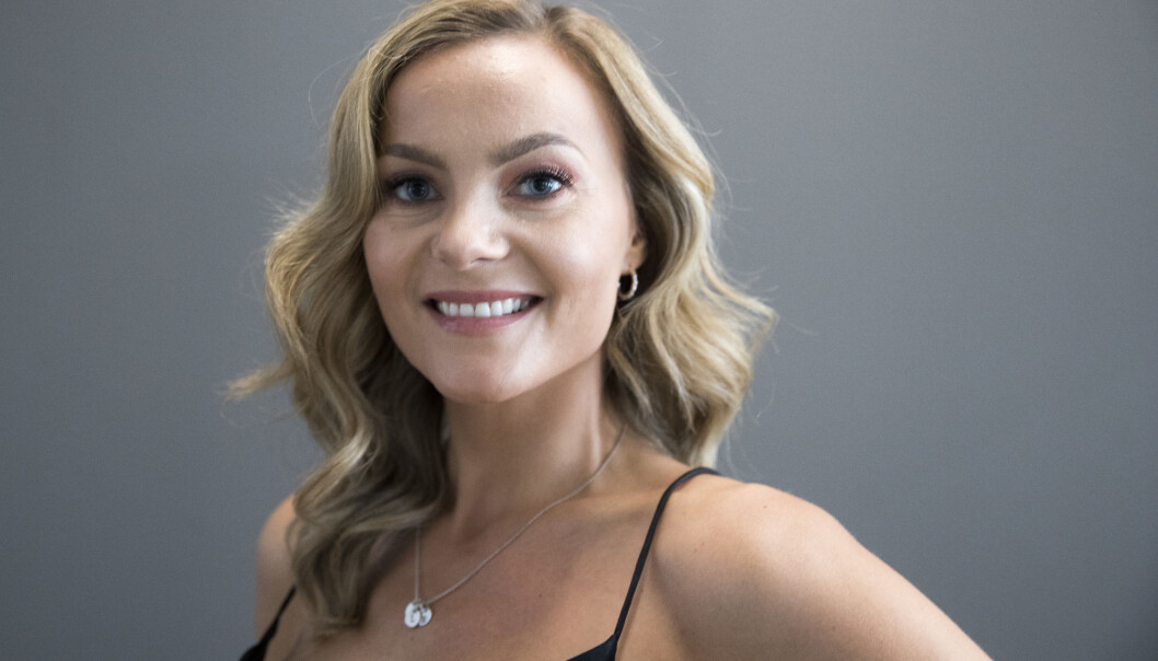 Influenser Caroline Berg Eriksen poserte nylig med et glass vin på et bilde der hun reklamerte for en frisør. Det bryter med alkoholloven. Influenser Caroline Berg Eriksen poserte nylig med et glass vin på et bilde der hun reklamerte for en frisør. Det bryter med alkoholloven.