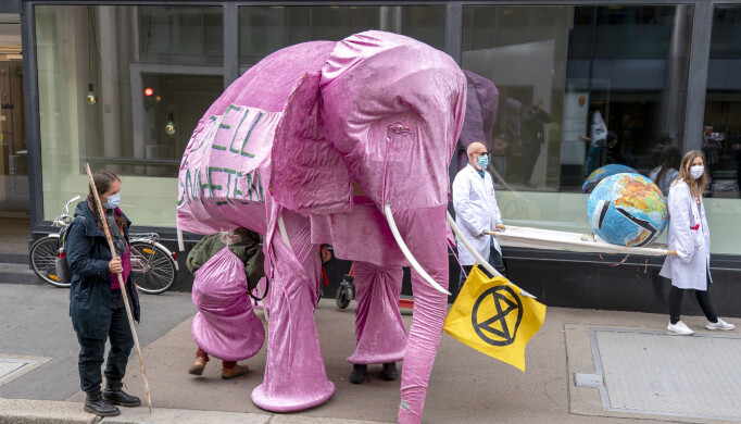 Aksjonsgruppa Extinction Rebellion aksjonerer mot den norske oppdrettsnæringen. På bildet ser du «oljefanten».Foto: Gorm Kallestad / NTB Aksjonsgruppa Extinction Rebellion aksjonerer mot den norske oppdrettsnæringen. På bildet ser du «oljefanten».Foto: Gorm Kallestad / NTB