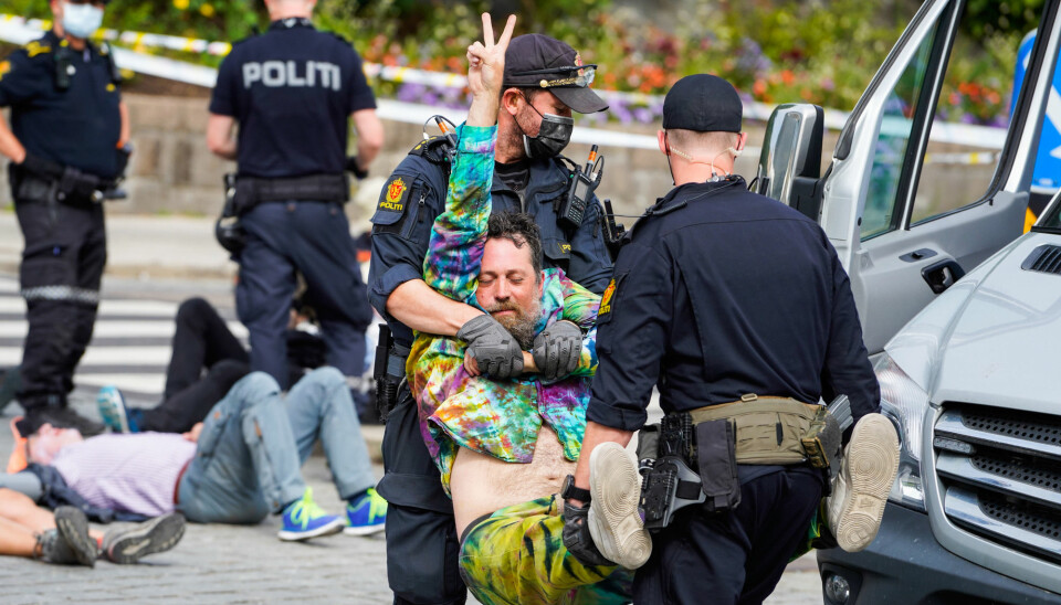 Politiet fjerner aktivister fra Extinction Rebellion i Oslo sentrum tirsdag 24.august. Foto: Ole Berg-Rusten / NTB
