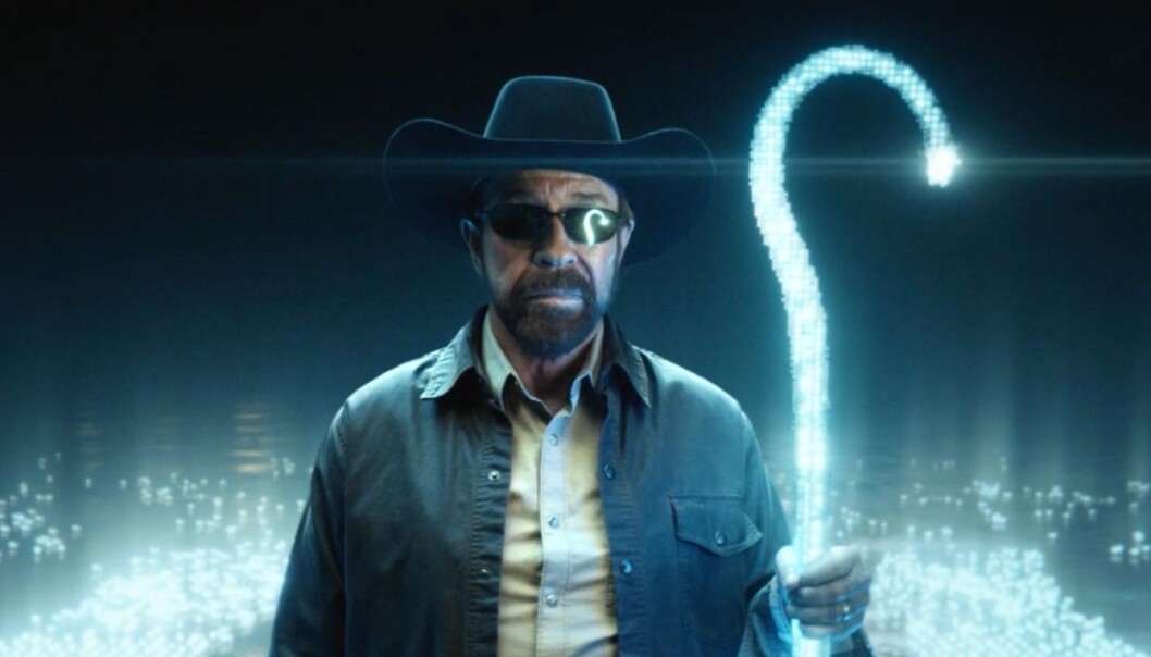 Chuck Norris fanger karbon med bare pusten, omdanner sol og vind til energi på ekte Hollywood i Akers nye reklamefilm. Chuck Norris fanger karbon med bare pusten, omdanner sol og vind til energi på ekte Hollywood i Akers nye reklamefilm.