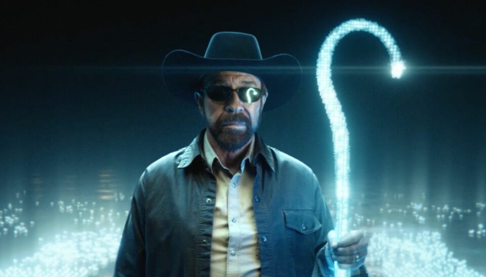 Chuck Norris fanger karbon med bare pusten, omdanner sol og vind til energi på ekte Hollywood i Akers nye reklamefilm.