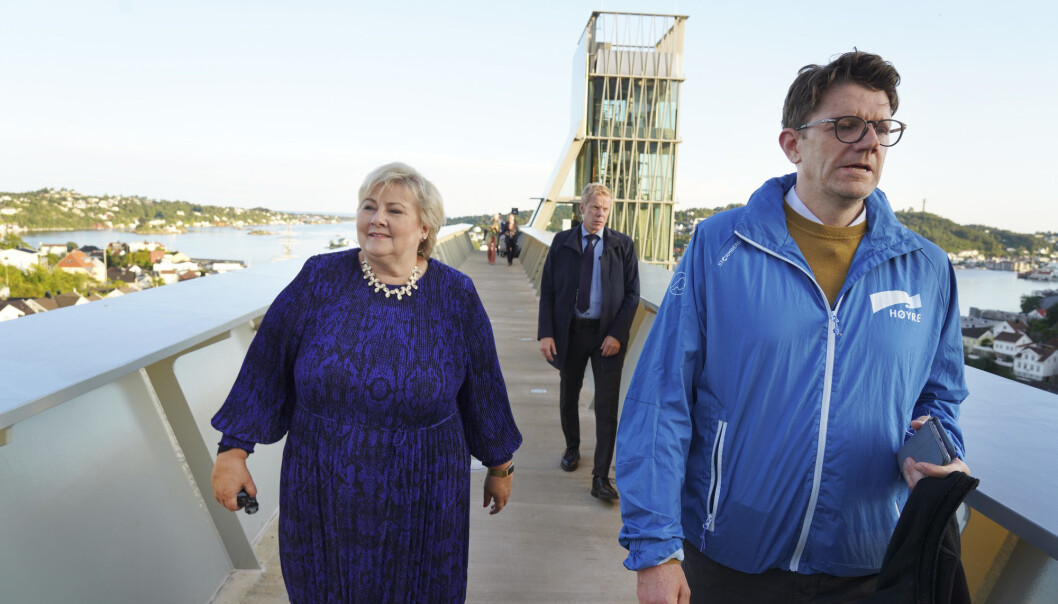 Statssekretær Rune Alstadsæter (H) mener valgkampen fremdeles er bundet opp i et gammelt medium. Her avbildet med statsminister Erna Solberg før NRKs direktesendte partilederdebatt i Arendal. Statssekretær Rune Alstadsæter (H) mener valgkampen fremdeles er bundet opp i et gammelt medium. Her avbildet med statsminister Erna Solberg før NRKs direktesendte partilederdebatt i Arendal.