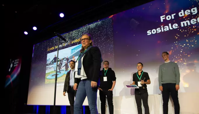 Bymiljøetaten, Oslo kommune vant prisen for «årets team/byrå/avdeling». Foran mikroforen står Mia Kolbeinsen, Teamleder kommunikasjon og marked, med teamet sitt bak.