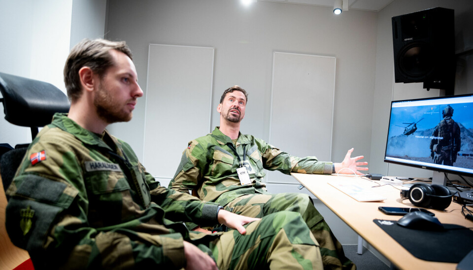 Korporal første klasse Thomas Haraldsen og stabssersjant Fredrik Tandberg under arbeidet med Forsvarets nyeste podkast.
