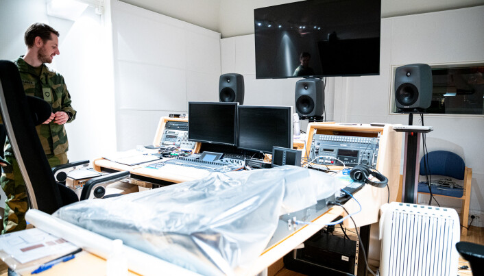 Korporal første klasse Thomas Haraldsen ser på studioet som er under oppgradering. Korporal første klasse Thomas Haraldsen ser på studioet som er under oppgradering.