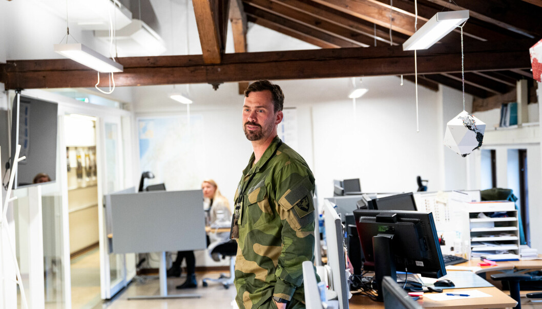 Stabssersjant Fredrik Tandberg inne på avdelingen hvor Forsvarets nettsider og internkommunikasjon blir publisert fra.