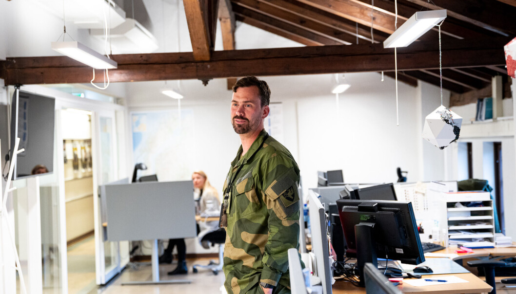 Stabssersjant Fredrik Tandberg inne på avdelingen hvor Forsvarets nettsider og internkommunikasjon blir publisert fra. Stabssersjant Fredrik Tandberg inne på avdelingen hvor Forsvarets nettsider og internkommunikasjon blir publisert fra.