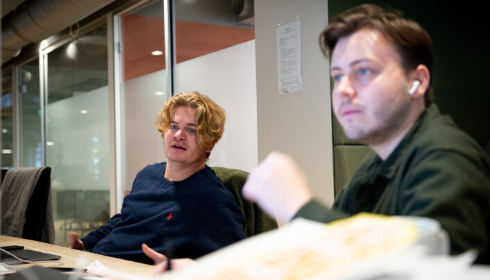 Hallvard Vaaland og Mathias Sandvik jubler over å endelig få jobbe på kontor igjen. Hallvard Vaaland og Mathias Sandvik jubler over å endelig få jobbe på kontor igjen.