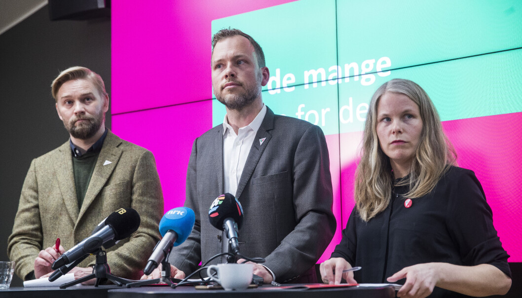 Sosialistisk Venstreparti har sondert mulighetene for å skape en regjering sammen med Senterpartiet og Arbeiderpartiet. Det mislyktes de med, nå har partisekretær Audun Herning t.v, kommet opp med et morsomt reklamestunt. Her sammen med partileder Audun Lysbakken og nestleder Kirsti Bergstø t.h .Foto: Terje Pedersen / NTB Sosialistisk Venstreparti har sondert mulighetene for å skape en regjering sammen med Senterpartiet og Arbeiderpartiet. Det mislyktes de med, nå har partisekretær Audun Herning t.v, kommet opp med et morsomt reklamestunt. Her sammen med partileder Audun Lysbakken og nestleder Kirsti Bergstø t.h .Foto: Terje Pedersen / NTB