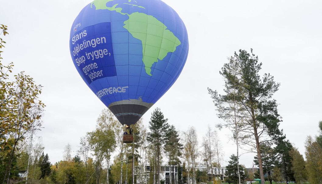 Hurdal 20211006. Greenpeace sendte opp en ballong mens Ap-leder Jonas Gahr Støre og Sp-leder Trygve Slagsvold Vedum fortsetter arbeidet med å få på plass en regjeringsplattform på Hurdalsjøen Hotel onsdag.Foto: Terje Pedersen / NTB Hurdal 20211006. Greenpeace sendte opp en ballong mens Ap-leder Jonas Gahr Støre og Sp-leder Trygve Slagsvold Vedum fortsetter arbeidet med å få på plass en regjeringsplattform på Hurdalsjøen Hotel onsdag.Foto: Terje Pedersen / NTB