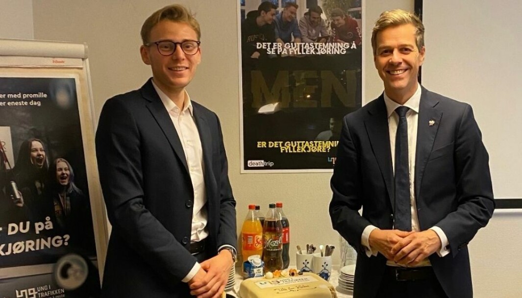 – Det er en kjempelettelse og det gir oss en forutsigbarhet, sier kommunikasjonsrådgiver i Ung i trafikken Henrik Pettersen Sunde. Her sammen med Knut Arild Hareide. – Det er en kjempelettelse og det gir oss en forutsigbarhet, sier kommunikasjonsrådgiver i Ung i trafikken Henrik Pettersen Sunde. Her sammen med Knut Arild Hareide.