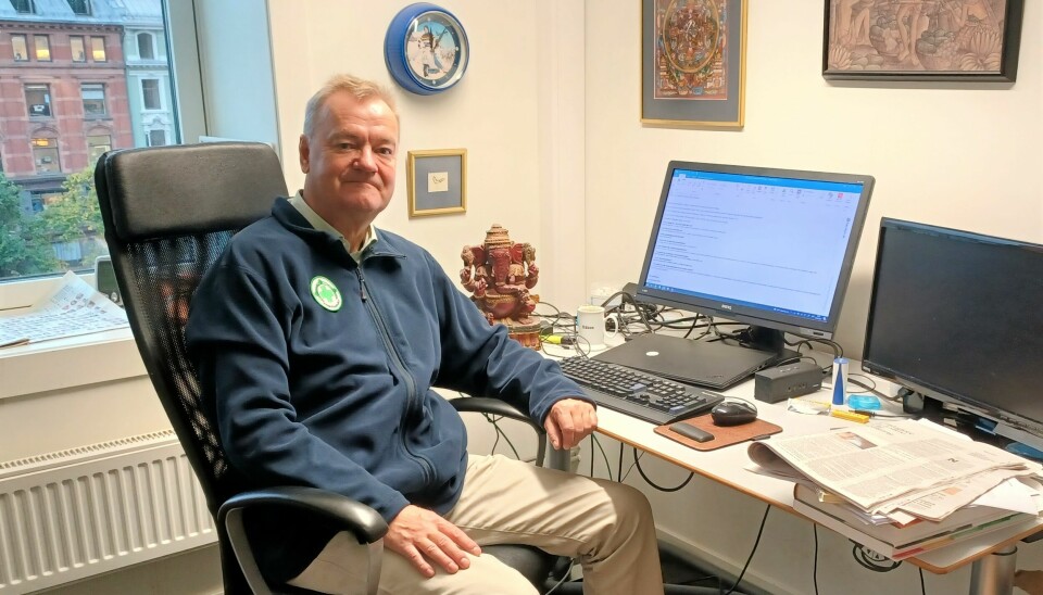 Håkon Ødegaard jobber som kommunikasjonssjef i Norsk Folkehjelp. Her på kontoret sitt i Oslo.