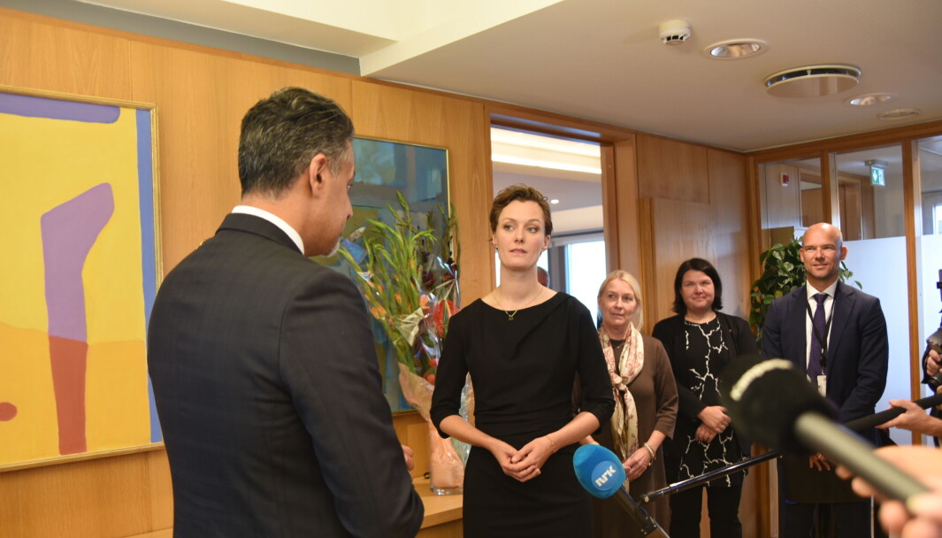 Torsdag overlot Abid Raja nøklene til ny kultur- og likestillingsminister Anette Trettebergstuen. Her er Haugsbakken nummer fire fra venstre. Ved siden av henne står kommunikasjonssjef i Kulturdepartementet Marius Bakke. Torsdag overlot Abid Raja nøklene til ny kultur- og likestillingsminister Anette Trettebergstuen. Her er Haugsbakken nummer fire fra venstre. Ved siden av henne står kommunikasjonssjef i Kulturdepartementet Marius Bakke.